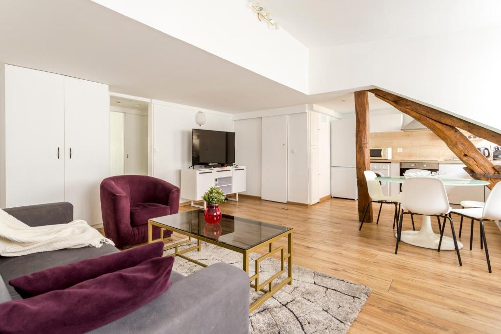 un salon avec un canapé et une table dans l'établissement Champs Elysées Franklin Roosvelt, à Paris