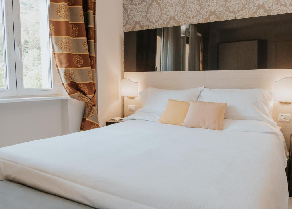 Postel nebo postele na pokoji v ubytování Hotel Flora