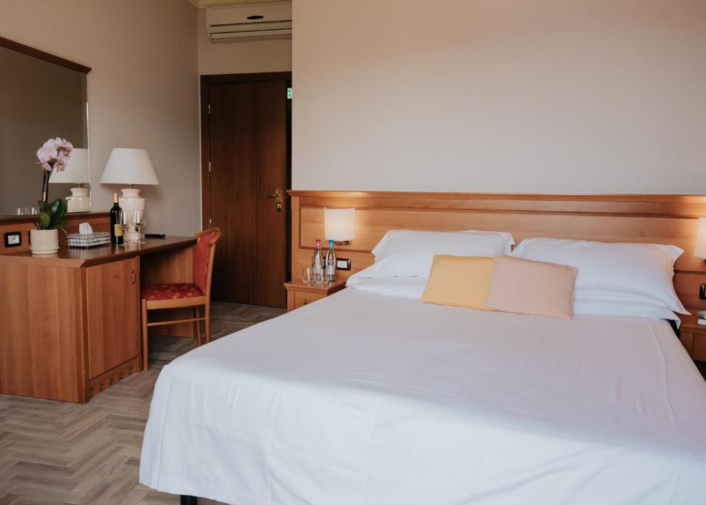 Postel nebo postele na pokoji v ubytování Hotel Flora