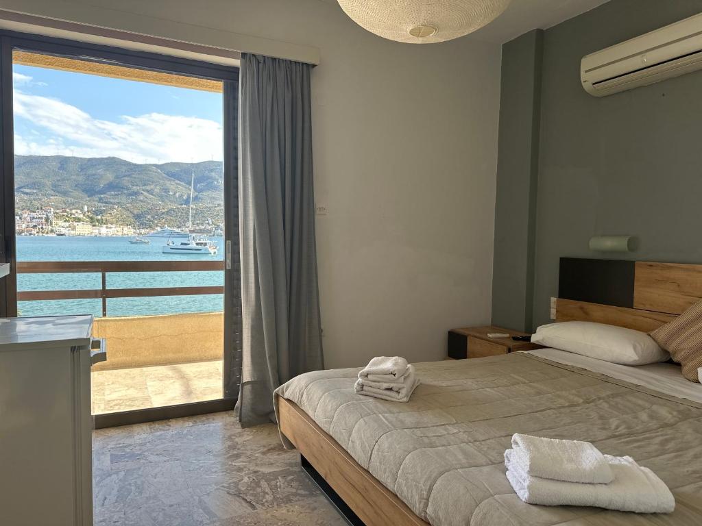 1 dormitorio con cama y vistas al océano en Villa Irene, en Poros