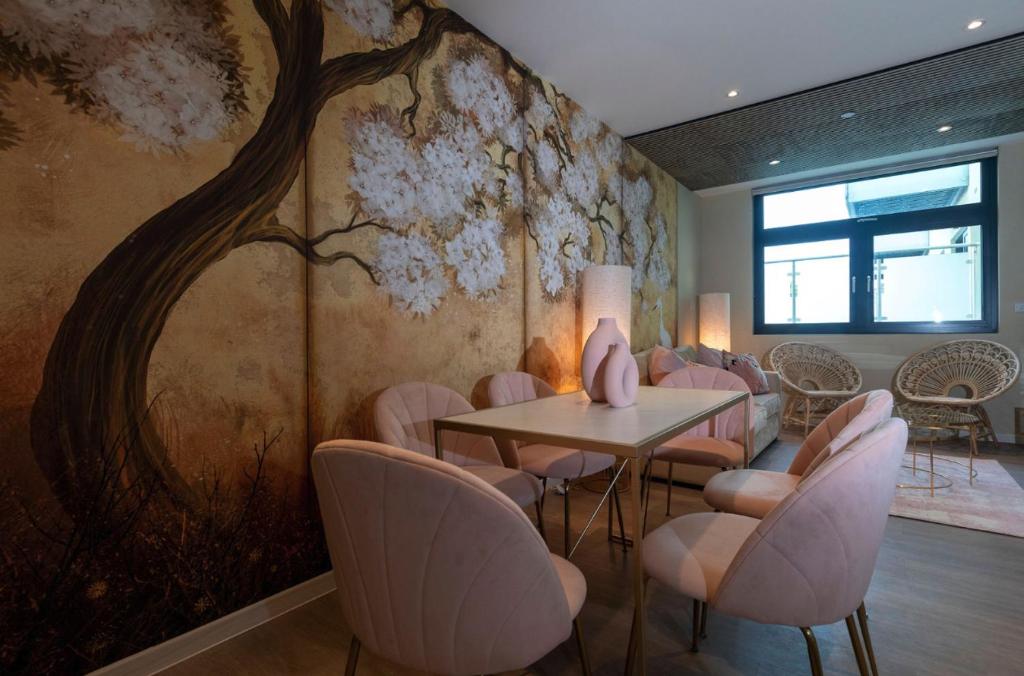 奧平頓的住宿－Palm Tree House - Namaste，墙上有树壁画的用餐室