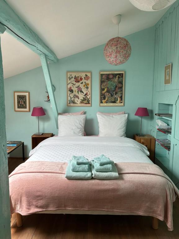 Posteľ alebo postele v izbe v ubytovaní Sûn Chambres d'hôtes