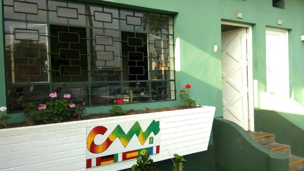 un edificio con una ventana con un cartel. en Sumaq Wasi Barranco II en Lima