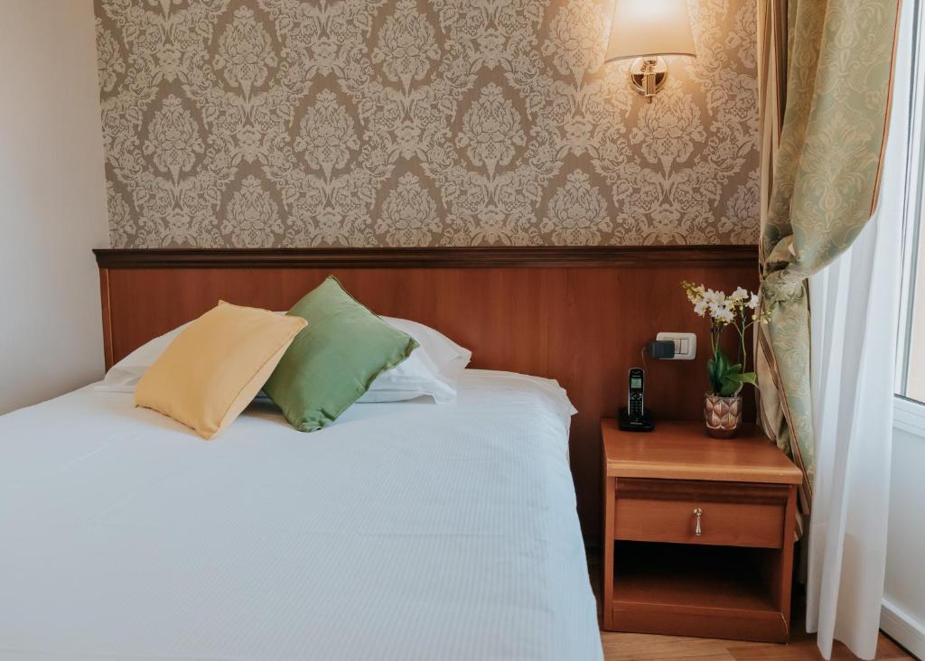 Postel nebo postele na pokoji v ubytování Hotel Flora