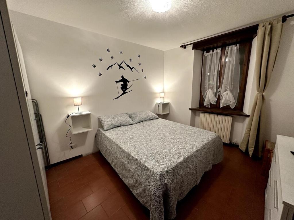 - une chambre avec un lit et un mur étoilé dans l'établissement Appartamento Bardonecchia, à Bardonnèche