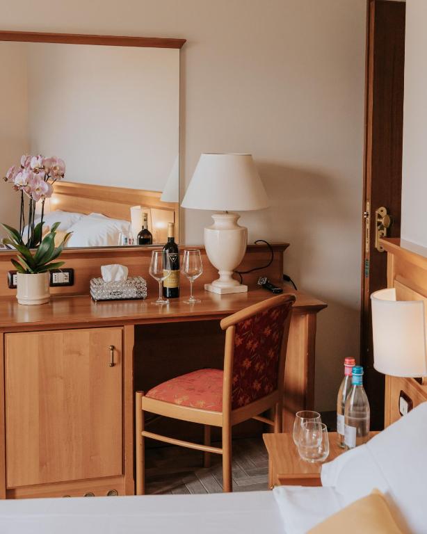 Postel nebo postele na pokoji v ubytování Hotel Flora