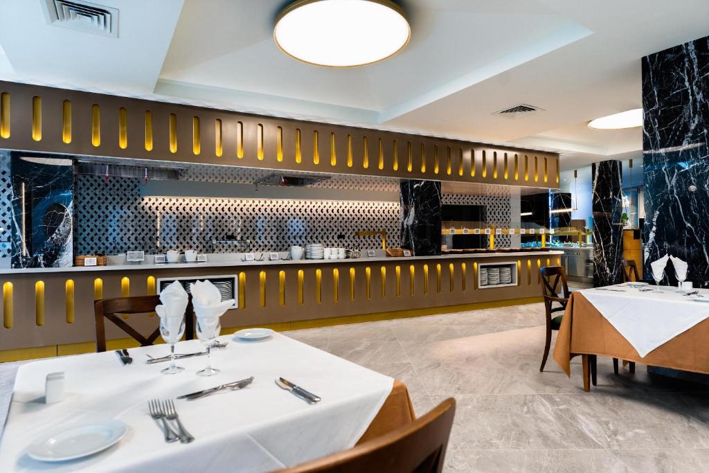 Reštaurácia alebo iné gastronomické zariadenie v ubytovaní Adrián Hoteles Colón Guanahaní Adultos Only