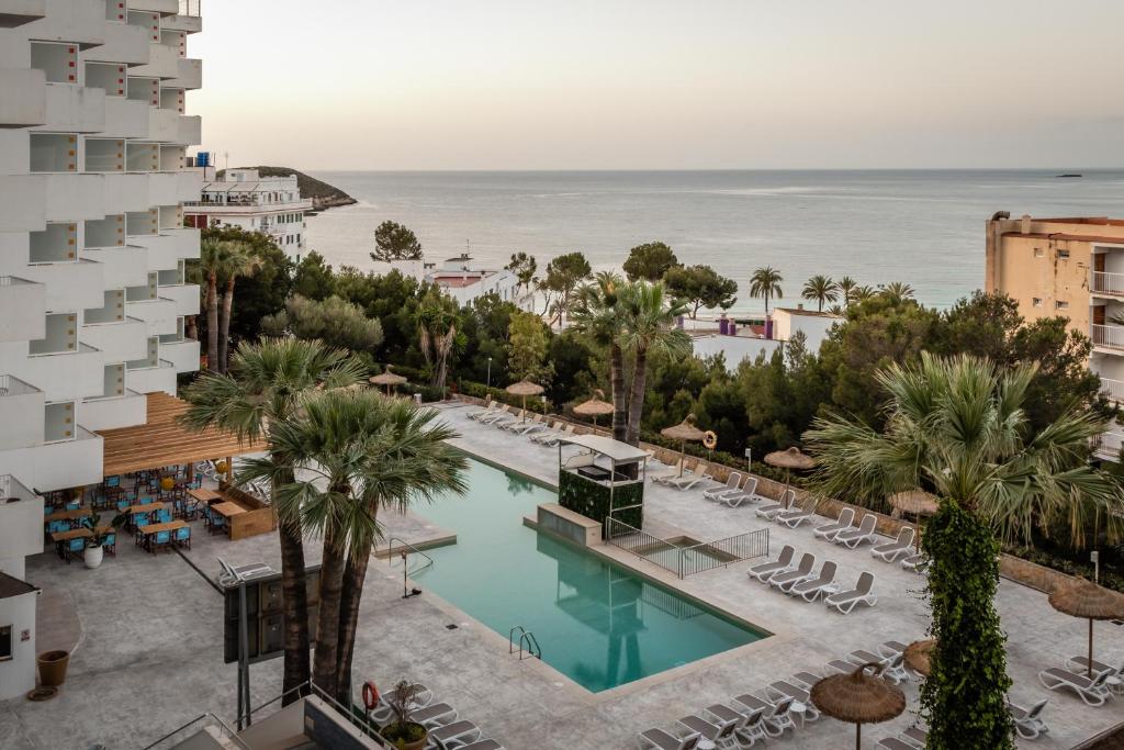 einem Luftblick auf ein Resort mit Pool und Meer in der Unterkunft Apartamentos Vistasol in Magaluf