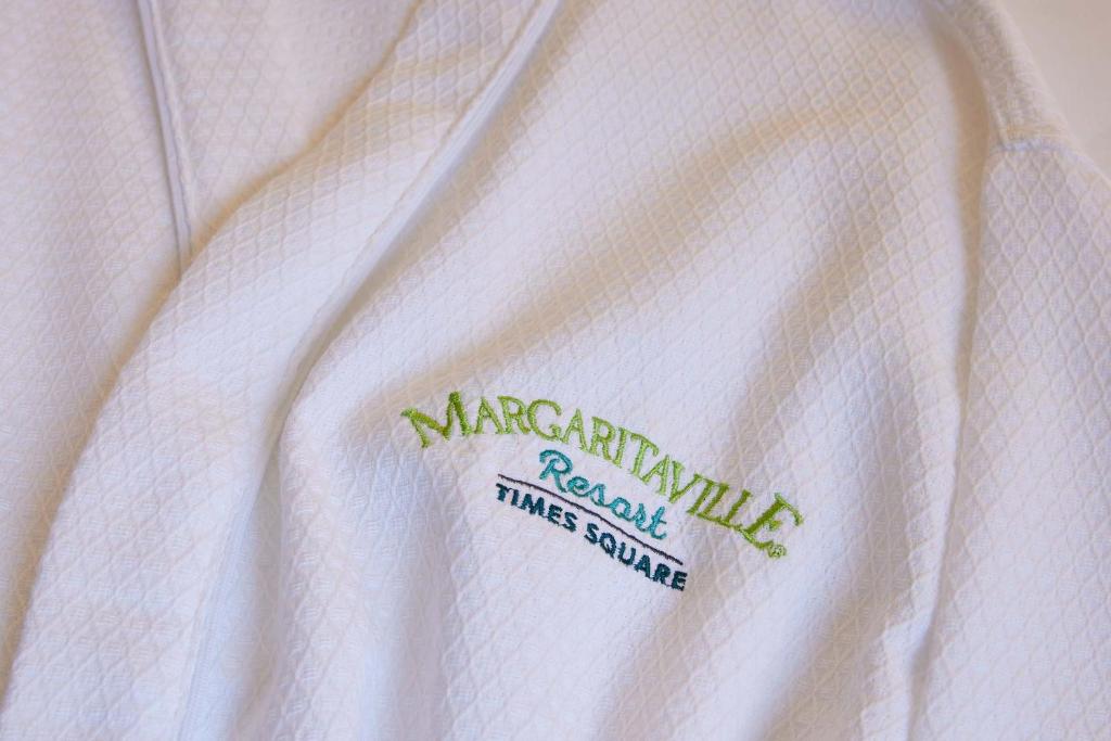 Ein Zertifikat, Auszeichnung, Logo oder anderes Dokument, das in der Unterkunft Margaritaville Resort Times Square ausgestellt ist