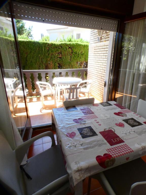 una mesa con un edredón en el balcón en Apartamento Tiebas, Cambrils, en Cambrils