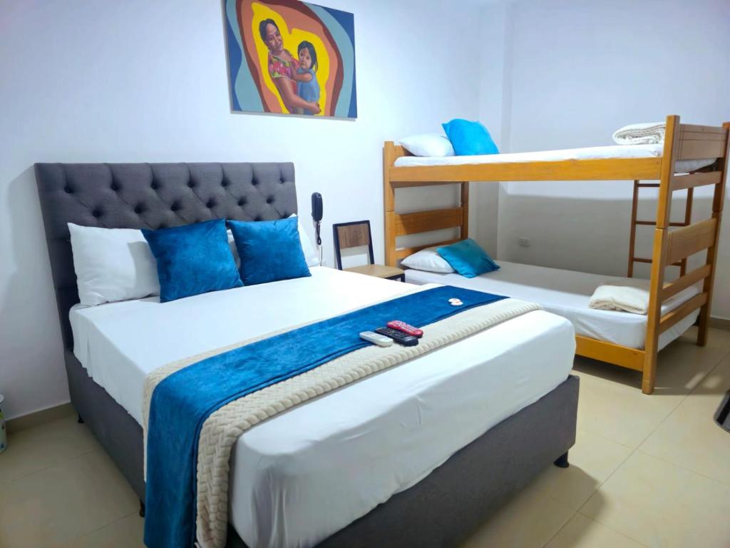 リオアチャにあるANAJIRAWAA HOTELのベッドルーム1室(ベッド1台、二段ベッド1組付)
