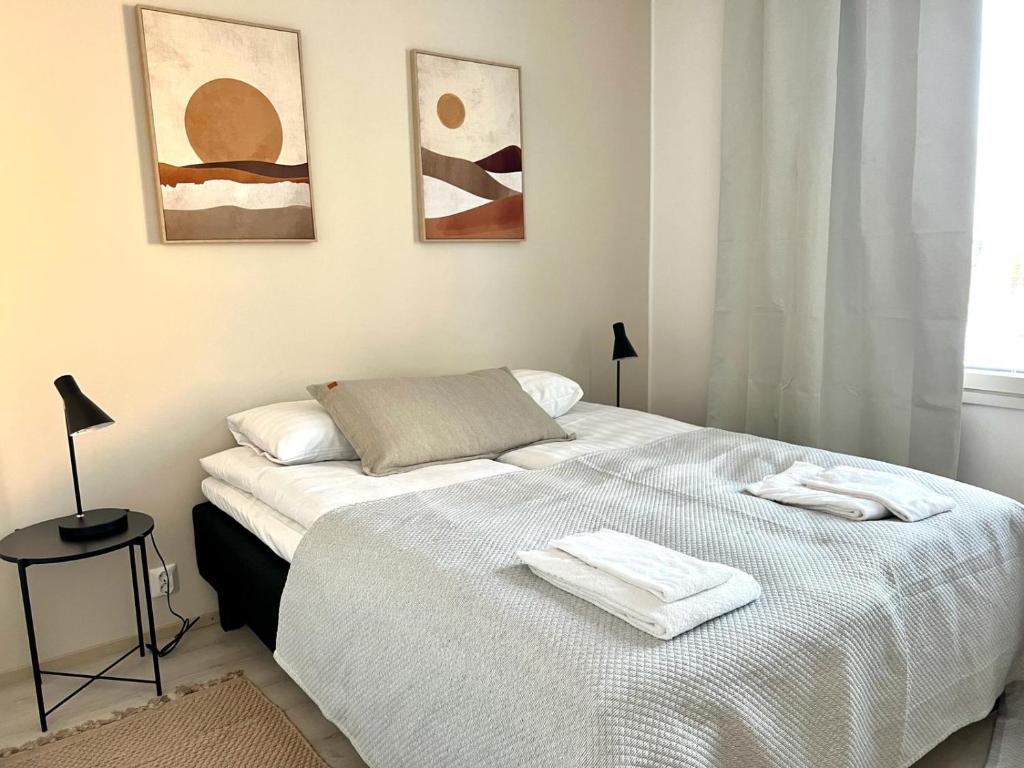 Säng eller sängar i ett rum på Kotimaailma Apartments Tervapääsky IV