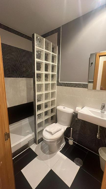 Un baño de Hostal New Life Madrid