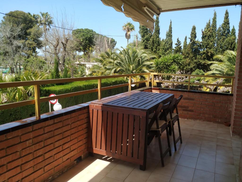 einen Tisch und Stühle auf dem Balkon eines Hauses in der Unterkunft Optimist in Cambrils