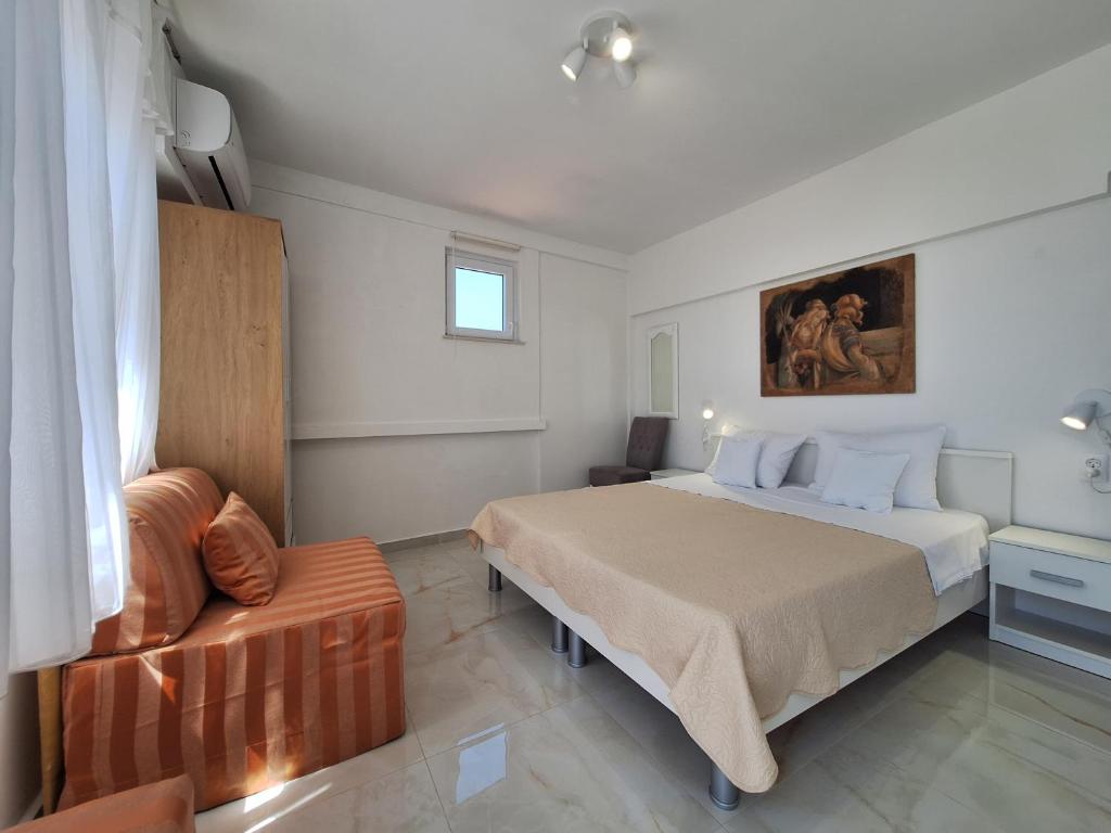 una camera con un letto e un divano di Apartman Graciela Perfect location Gradac a Gradac (Grado)