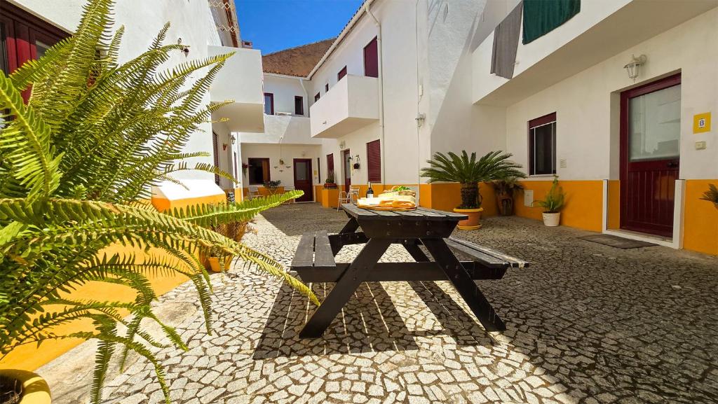 una mesa de picnic en el patio de un edificio en Acolhedor espaço no centro da cidade, en Évora