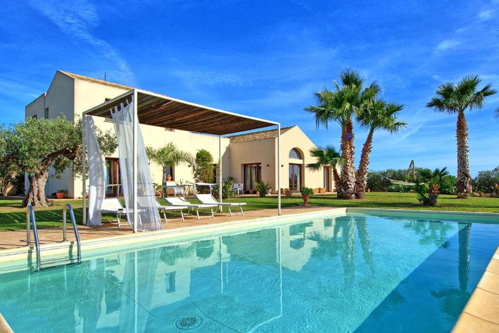 una casa con piscina y palmeras en Villa Casale by PosarelliVillas, en Bisciano