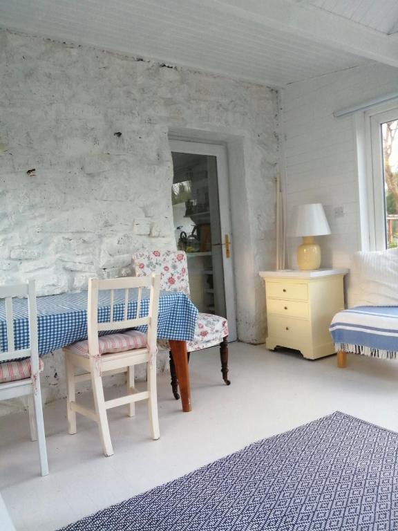 Posezení v ubytování Quaint secluded Cottage close to beautiful Kinvara