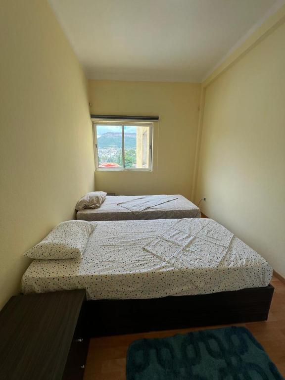 Postel nebo postele na pokoji v ubytování J´S Place