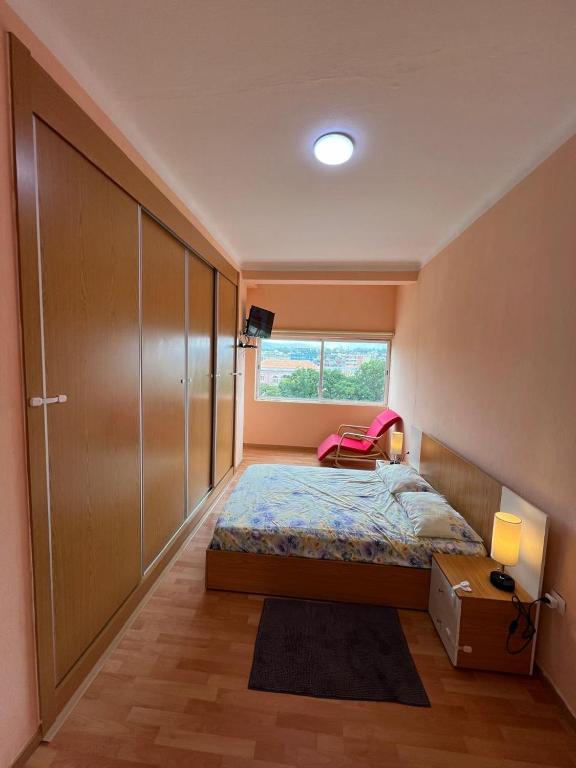 Postel nebo postele na pokoji v ubytování J´S Place