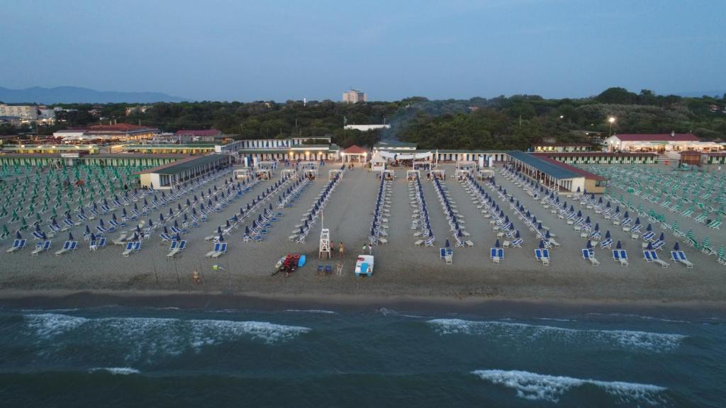 an aerial view of a beach with umbrellas and chairs at Cosmopolitan Golf & Beach Resort in Tirrenia