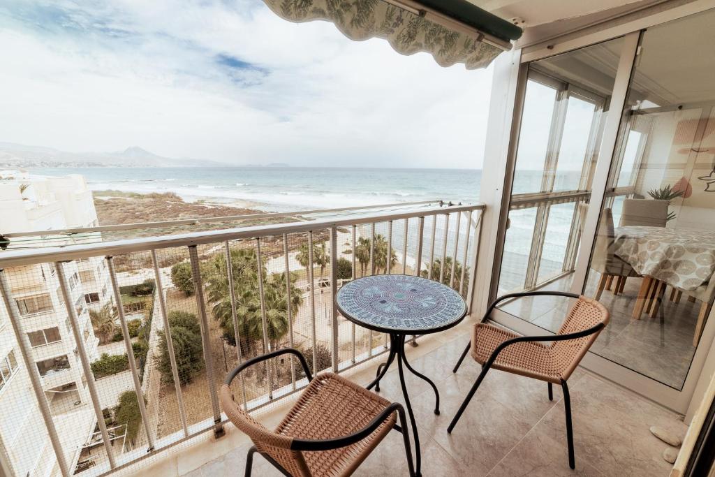 balcón con mesa, sillas y vistas al océano en Apto. Miramar con magníficas vistas al mar, en El Campello