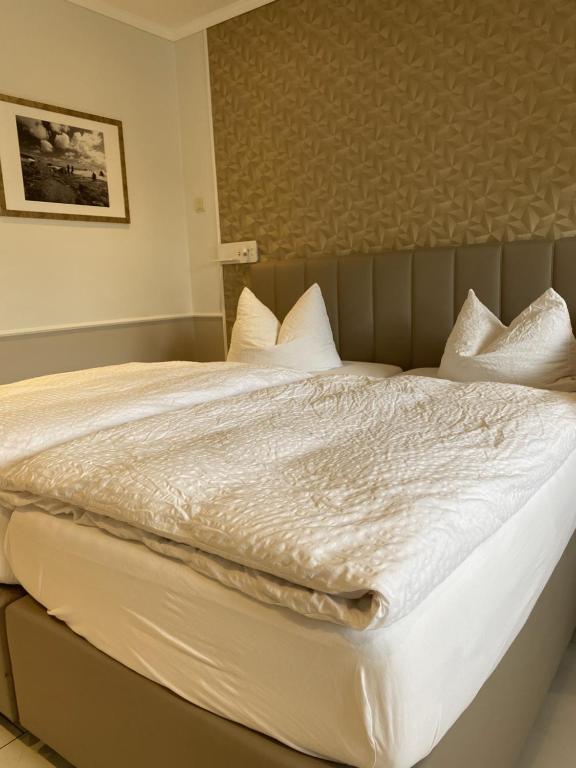 Postel nebo postele na pokoji v ubytování Hotel zum Hafen