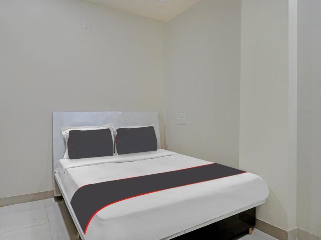 Collection O Hotel Brahma Residency tesisinde bir odada yatak veya yataklar