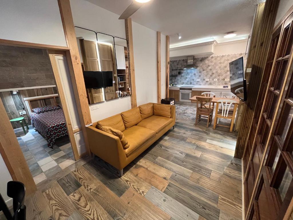 uma sala de estar com um sofá e uma mesa em Las Caletillas vacations, 20 meters from the beach em Santa Cruz de Tenerife