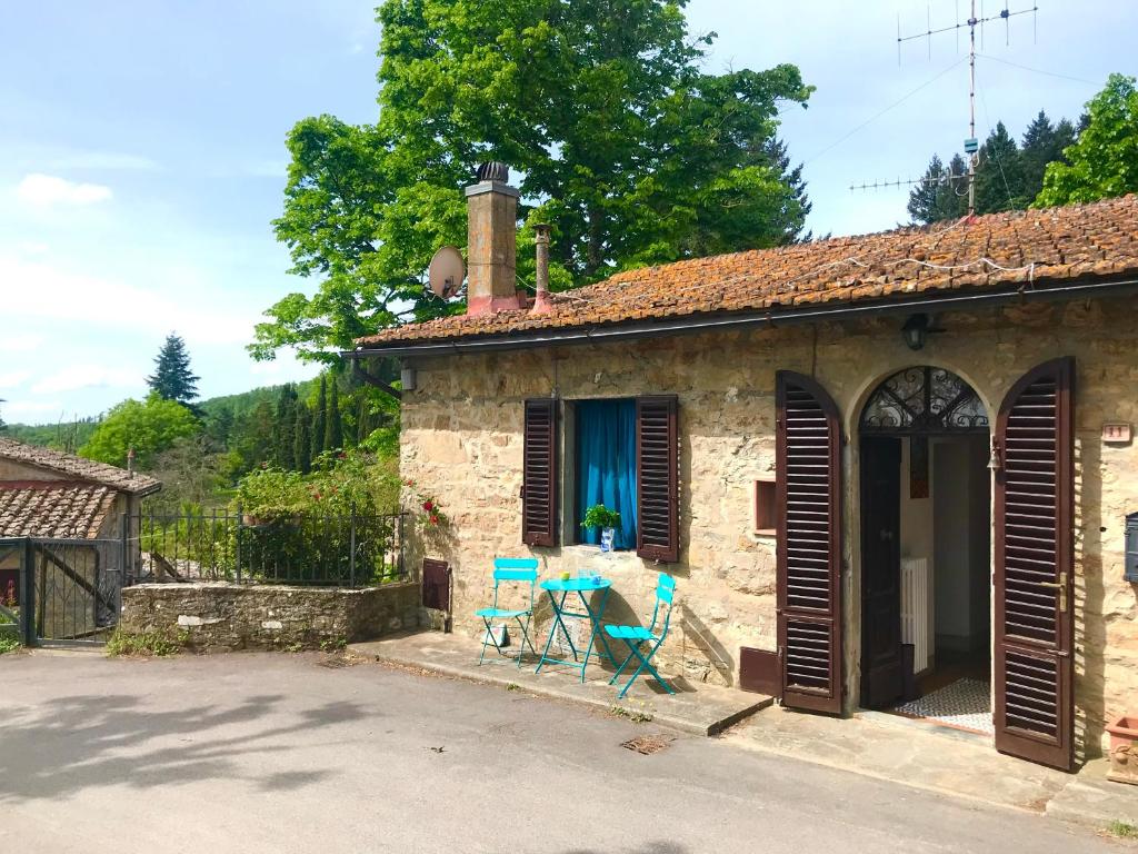 una casa de piedra con mesa y sillas al aire libre en Spacious house with private garden in Chianti, en Lucolena in Chianti