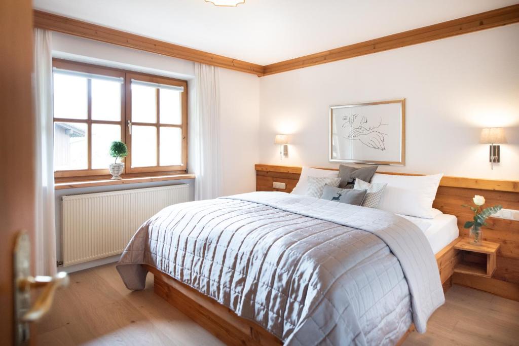 Postel nebo postele na pokoji v ubytování Haus Lesch - Stilvolle Appartements mit tollem Bergblick in Kreuth am Tegernsee
