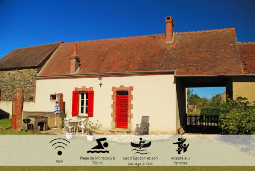 ein weißes Haus mit roten Fenstern und einer roten Tür in der Unterkunft Gite cosy 4 pers en vallée de la Creuse in Baraize