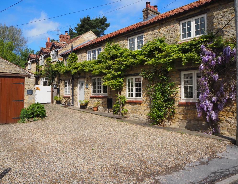 Το κτήριο όπου στεγάζεται  η παραθεριστική κατοικία