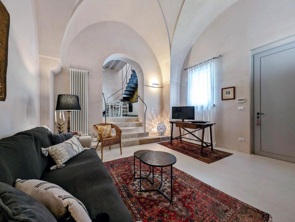 een woonkamer met een bank en een tafel bij La Casa di Marina in Muro Leccese