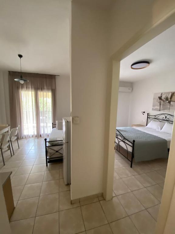 Postel nebo postele na pokoji v ubytování Georgoudi Apartments
