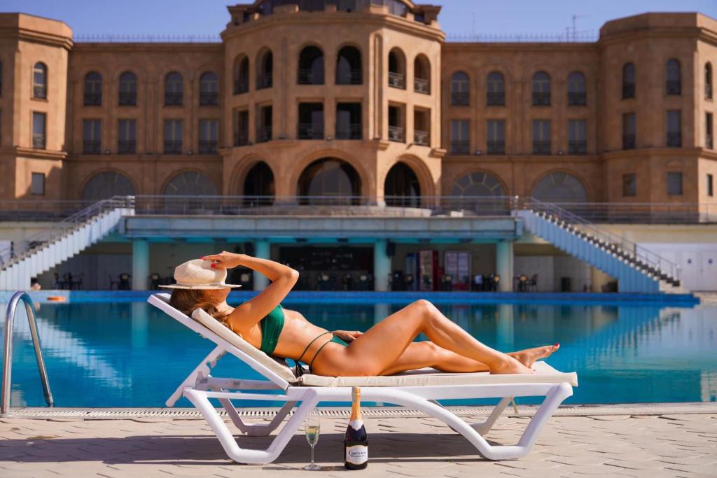 Bazén v ubytování Latar Hotel Yerevan nebo v jeho okolí