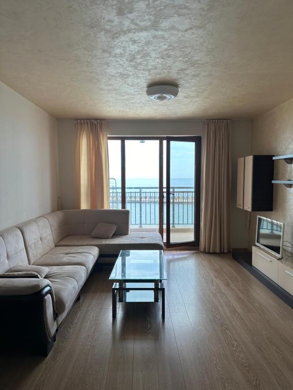 una sala de estar con un sofá y una mesa en Casa del Mar, en Saints Constantine and Helena