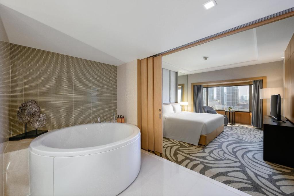 Centara Grand at Central Plaza Ladprao Bangkok - Suite