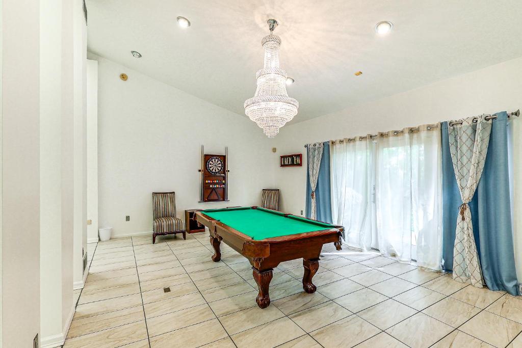 Biliár nebo kulečník v ubytování Private Yard Pet-Friendly Home in Dover