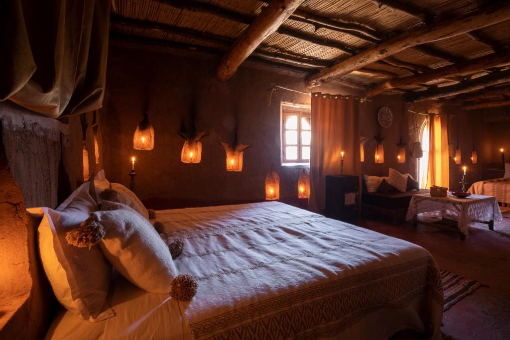 ein Schlafzimmer mit einem großen Bett in einem Zimmer in der Unterkunft Kasbah Tebi in Aït-Ben-Haddou