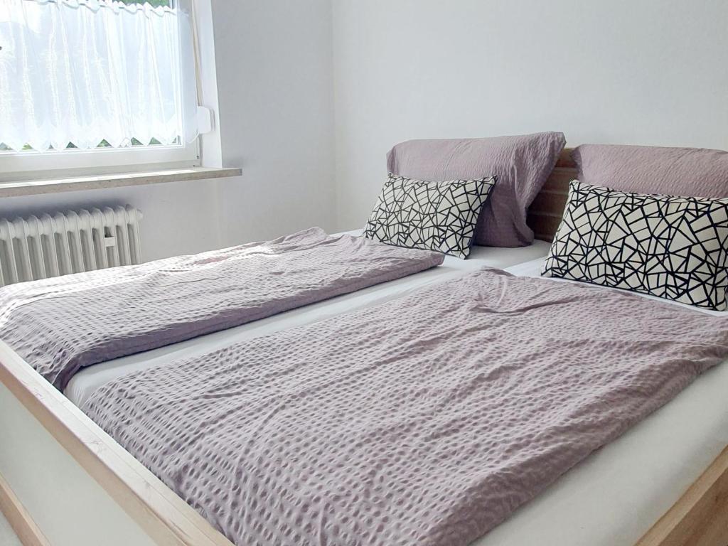 Duas camas sentadas uma ao lado da outra num quarto em Ferienwohnung Jessika em Bad Reichenhall
