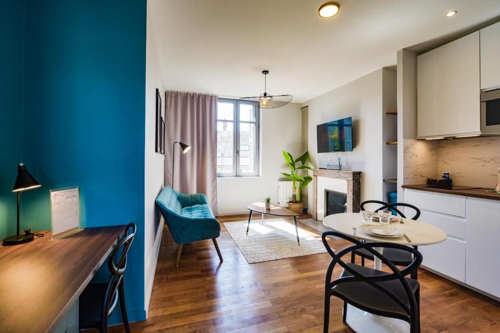 une cuisine et un salon avec une table et des chaises dans l'établissement La Suite Des Halles - Hypercentre - Netflix, à Tours