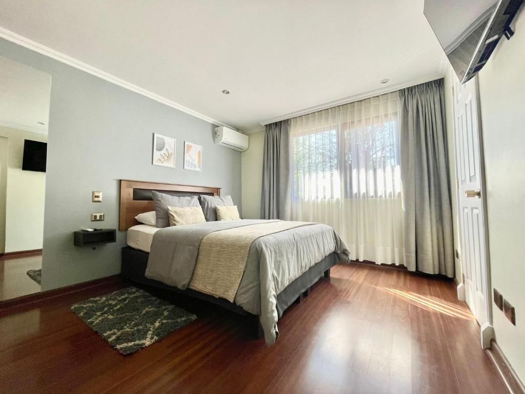 Postel nebo postele na pokoji v ubytování Olea's Home Las Condes
