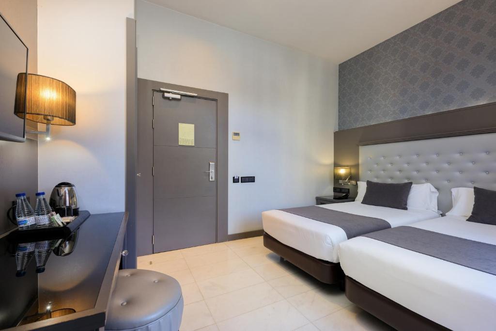 A bed or beds in a room at Hotel Ciutadella Barcelona