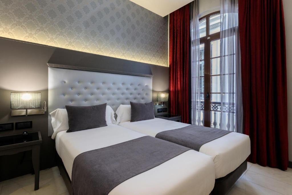 A bed or beds in a room at Hotel Ciutadella Barcelona