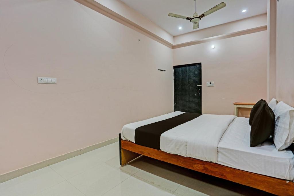 Кровать или кровати в номере Super OYO Flagship Hotel Pari Palace