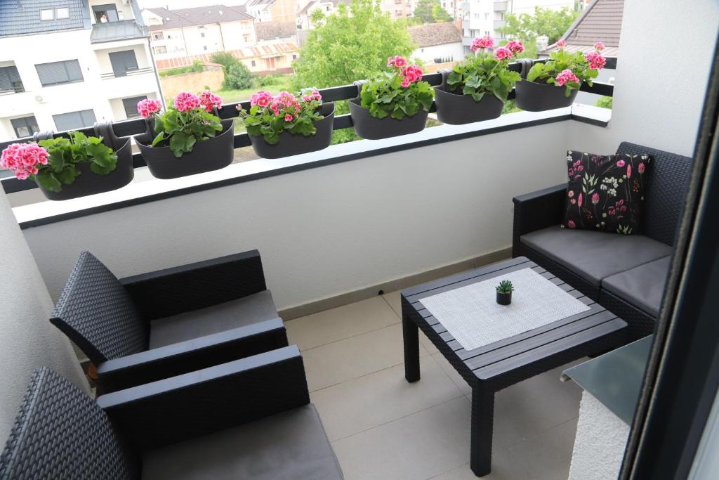 Rõdu või terrass majutusasutuses Apartman MIRJANA