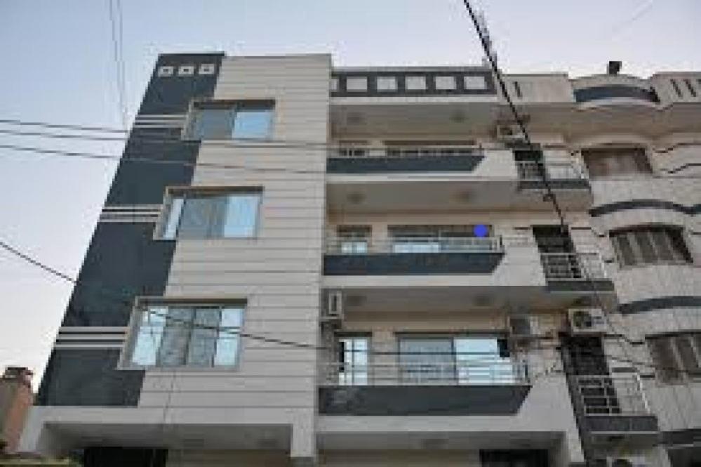 um edifício alto com janelas e varandas em LH HOUSE em Amã