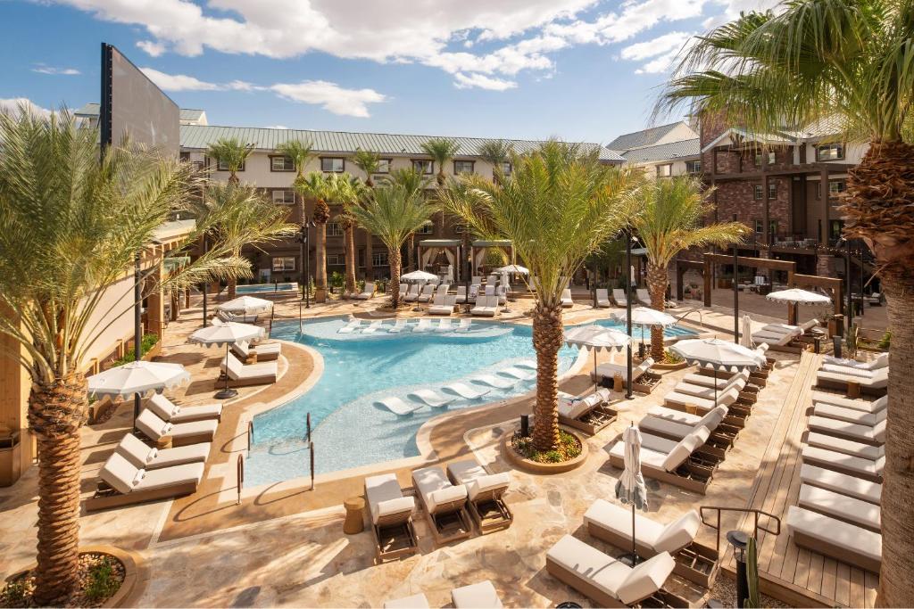 ein Bild eines Resortpools mit Liegestühlen und Palmen in der Unterkunft Silverton Casino Lodge in Las Vegas