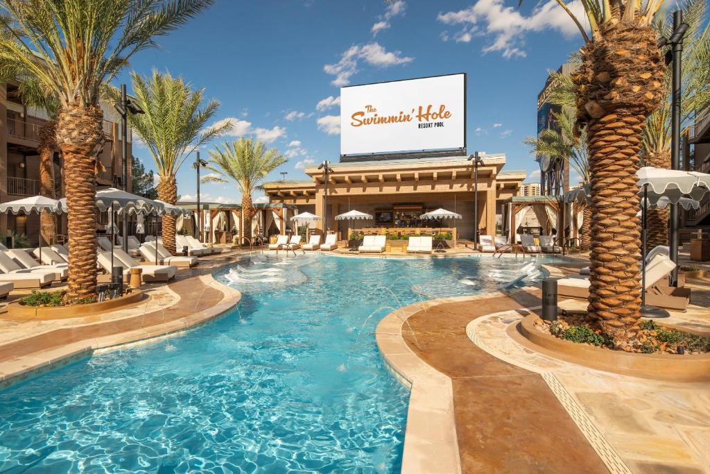Der Swimmingpool an oder in der Nähe von Silverton Casino Lodge